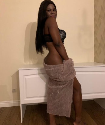 Привлекательная, страстная и опытная красотка предлагает тебе свои интимные услуги. Готова подарить тебе незабываемое удовольствие и помочь расслабиться после трудного дня. Позволь себе немного роскоши и наслаждения! 6553, 22 года